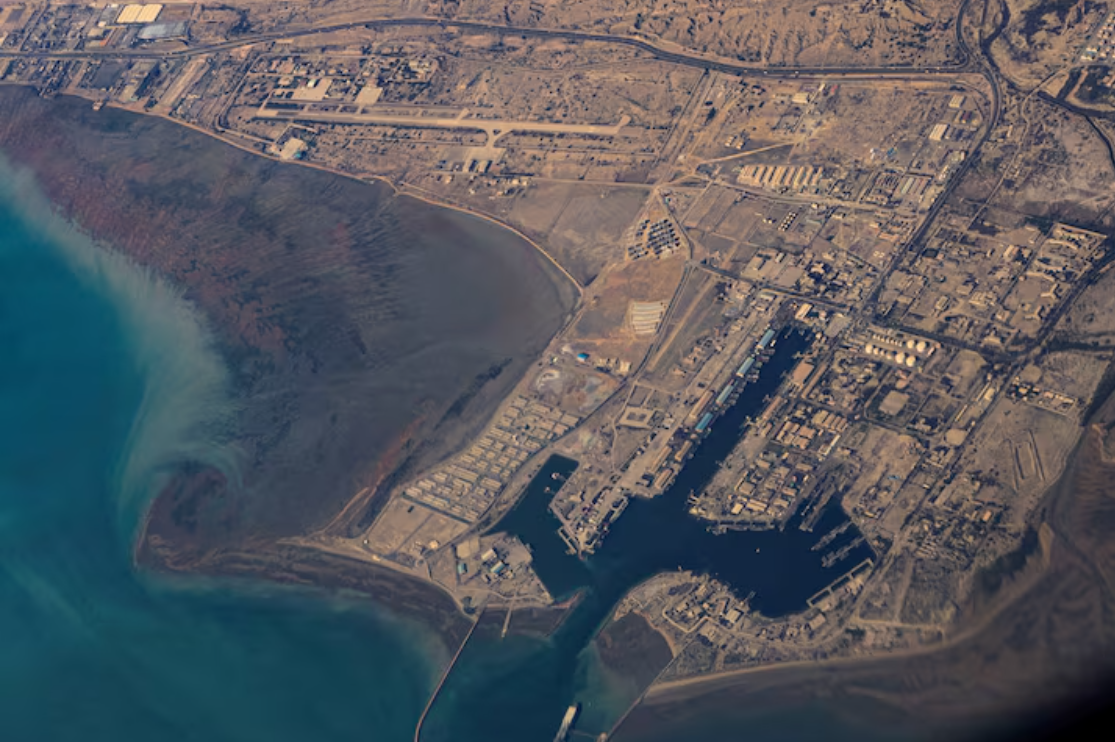 China reage às ameaças dos EUA no Estreito de Ormuz, impactando segurança e comércio internacional