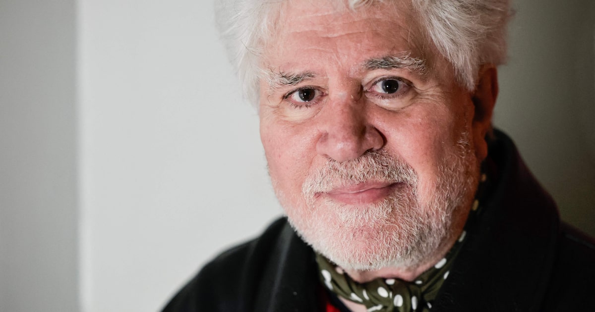 Diretor de cinema espanhol Pedro Almodóvar em entrevista jornalística.