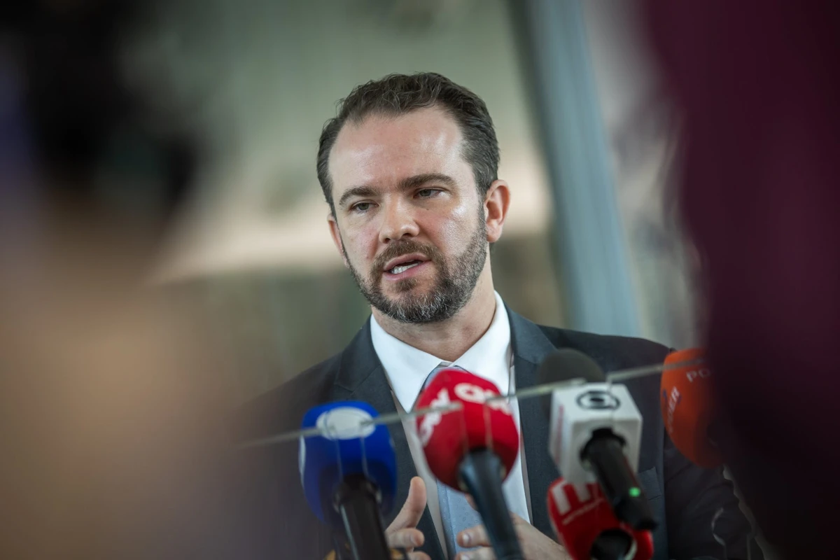 Novo Desenrola deve ser anunciado após viagem de Lula, diz Durigan