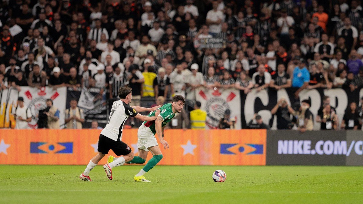 O grotesco invade o futebol. Ninguém merece!