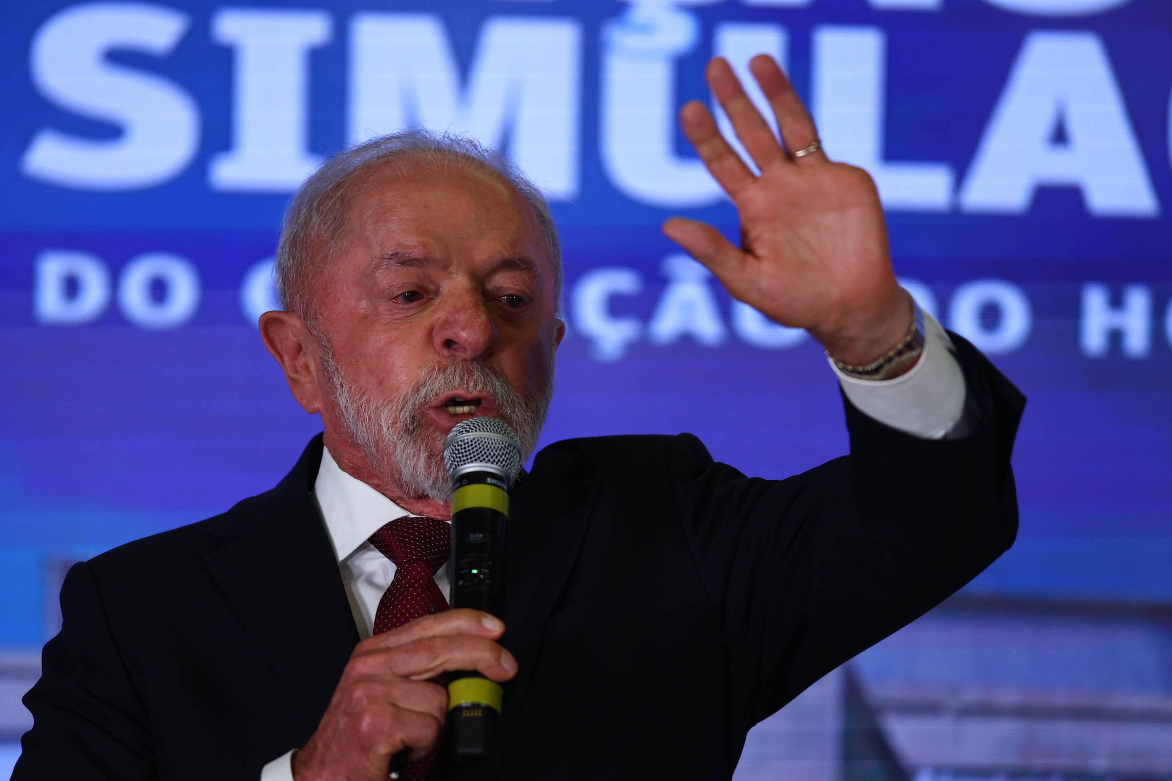 Lula reafirma candidatura e fala em 'compromisso cristão'