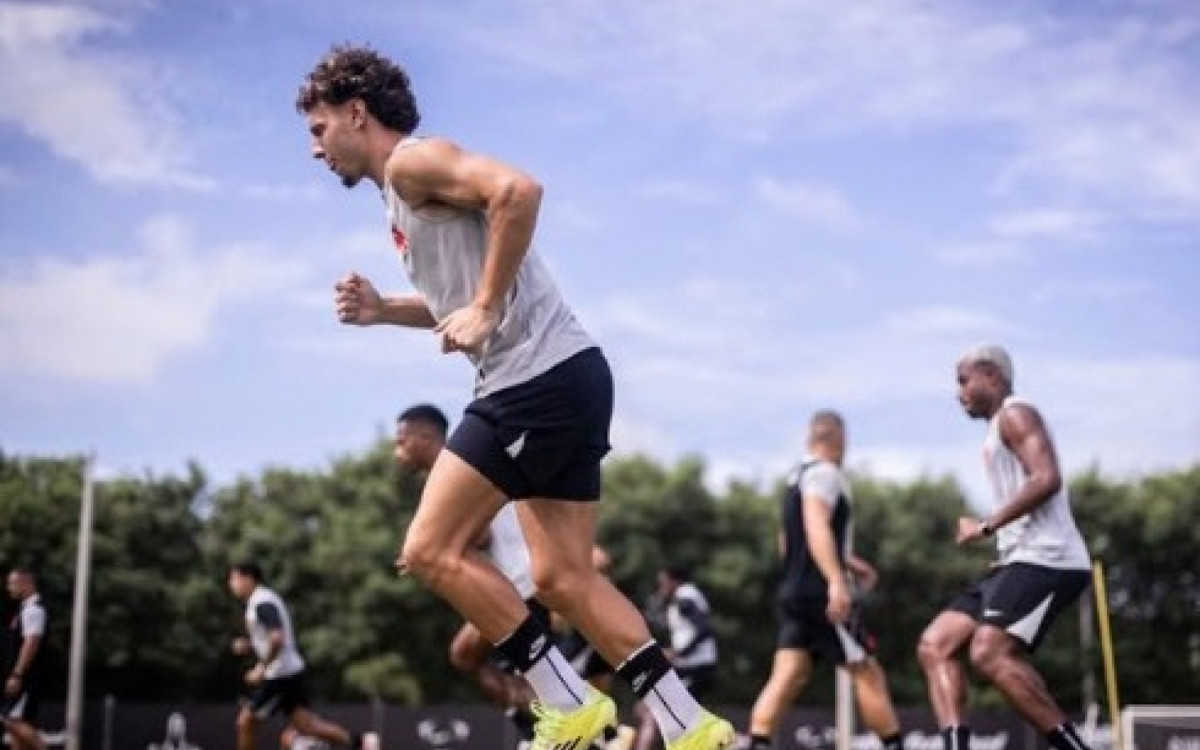 Nuno Moreira oscila no início da temporada e perde espaço com Renato no Vasco