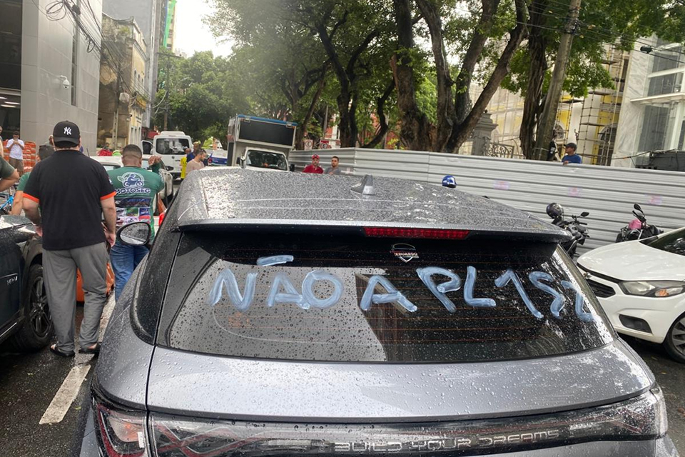 Motoristas de aplicativo fazem protesto no Centro do Recife