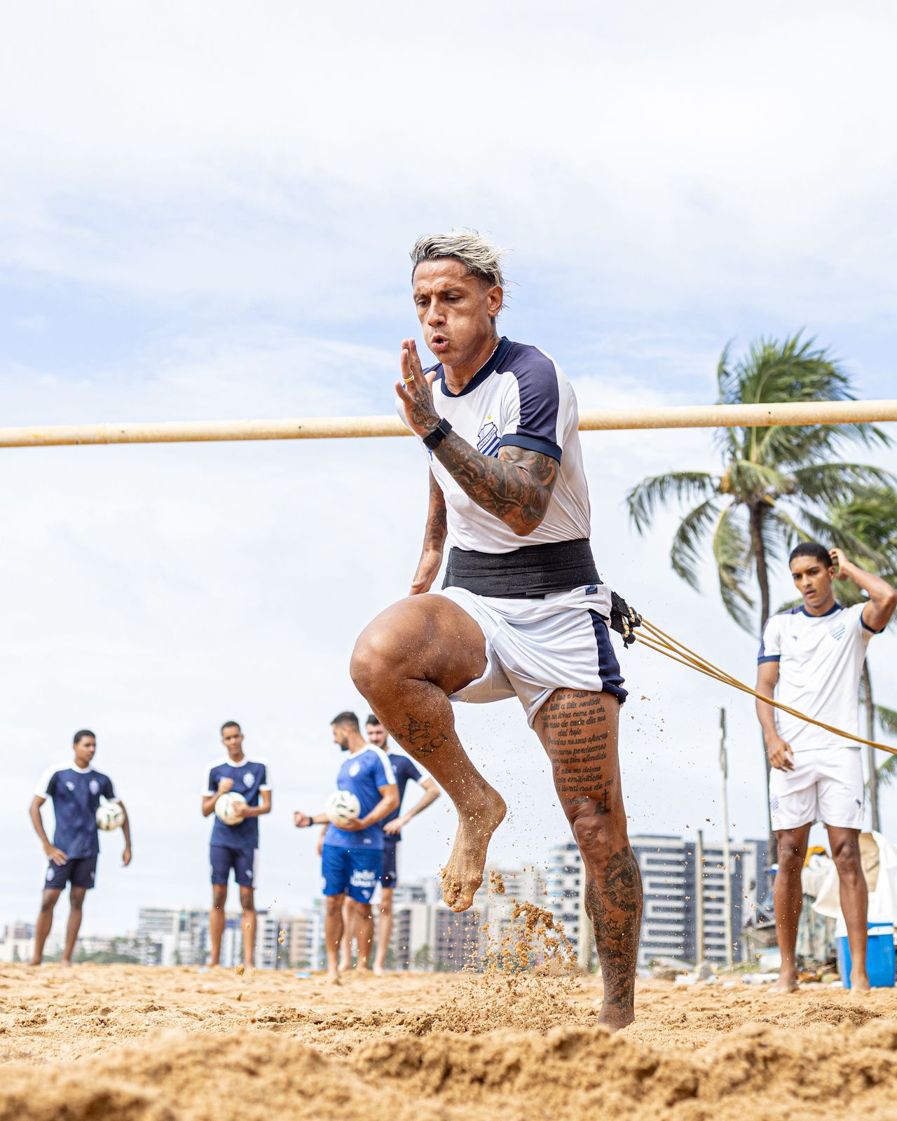 Elenco do CSA faz treinamento na Praia de Jatiúca