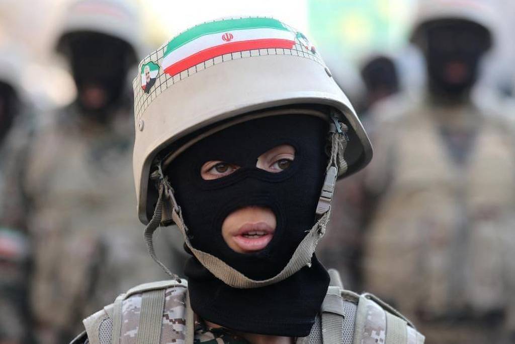 Crianças recrutadas para lutar em frente de violência durante guerra.