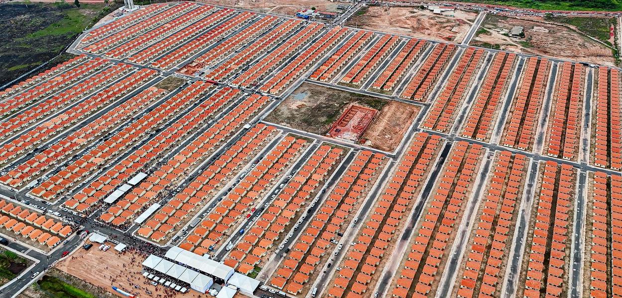 Governo federal anuncia expansão de crédito para reforma de moradias para famílias de baixa renda.