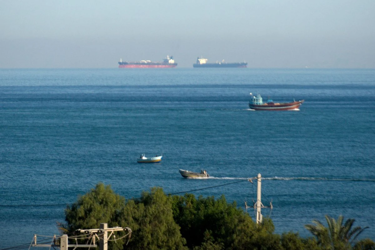 Petróleo sobe, mas fica abaixo de US$ 100 com fim da guerra no radar