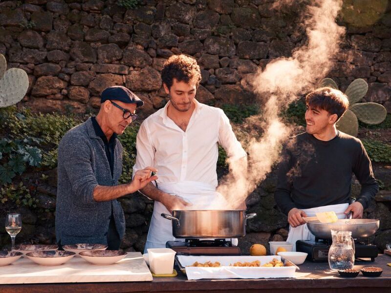 Stanley Tucci explora a culinária italiana em uma viagem cultural.