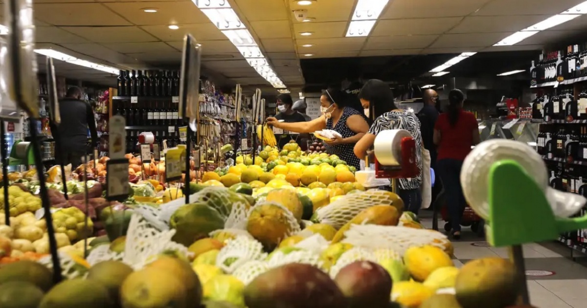 Dispara o percentual dos que dizem que subiu o preço dos alimentos no mercado e que piorou o poder de compra