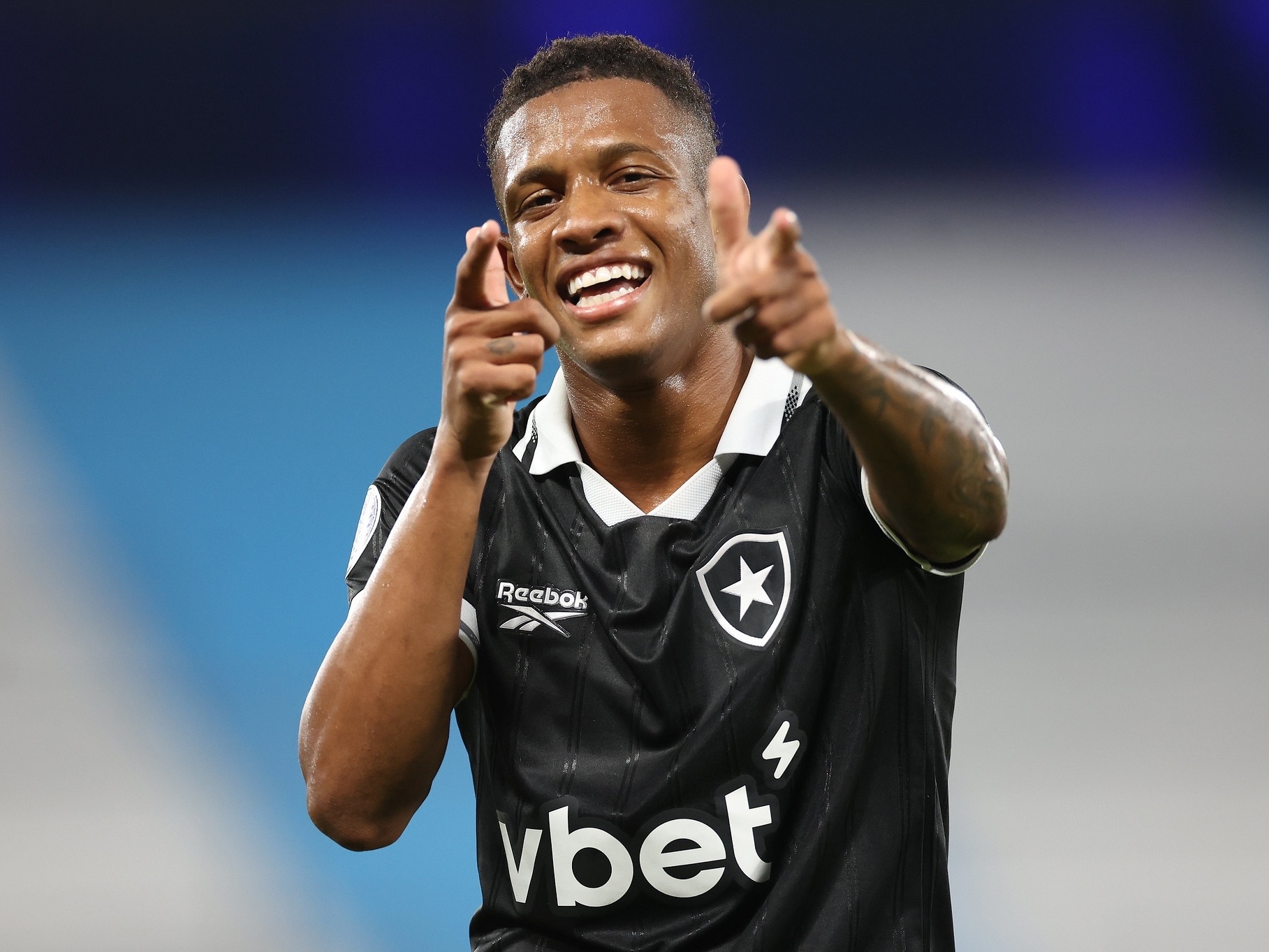 Danilo brilha no fim, e Botafogo bate Racing na Argentina pela Sula