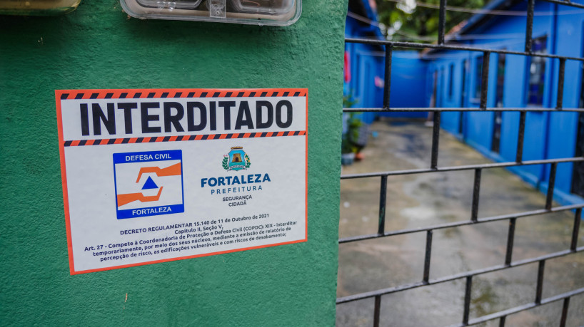 Vila de casas em Fortaleza é interditada pela Defesa Civil