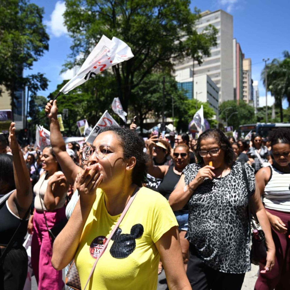 Sem aulas: professores da rede municipal de BH paralisam atividades