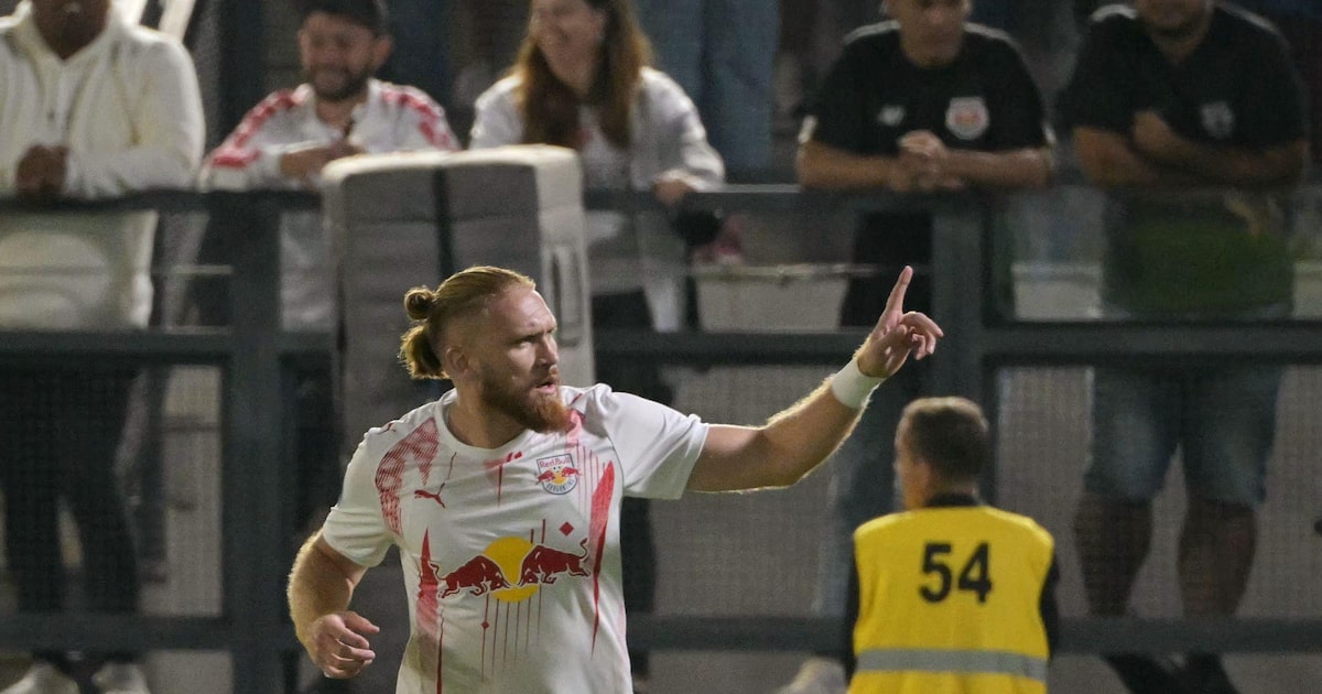 Jogador de Red Bull Bragantino celebra vitória no acréscimo com gol de Isidro Pitta.