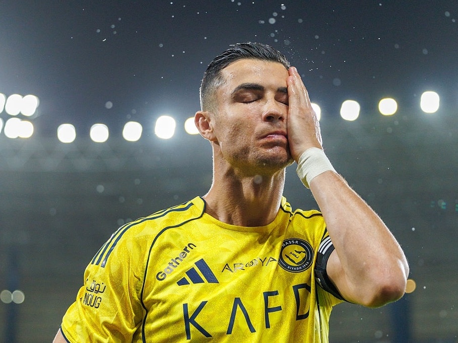 Ídolo inglês revela mágoa de CR7 após elogio a Messi: 'Deixou de me seguir'