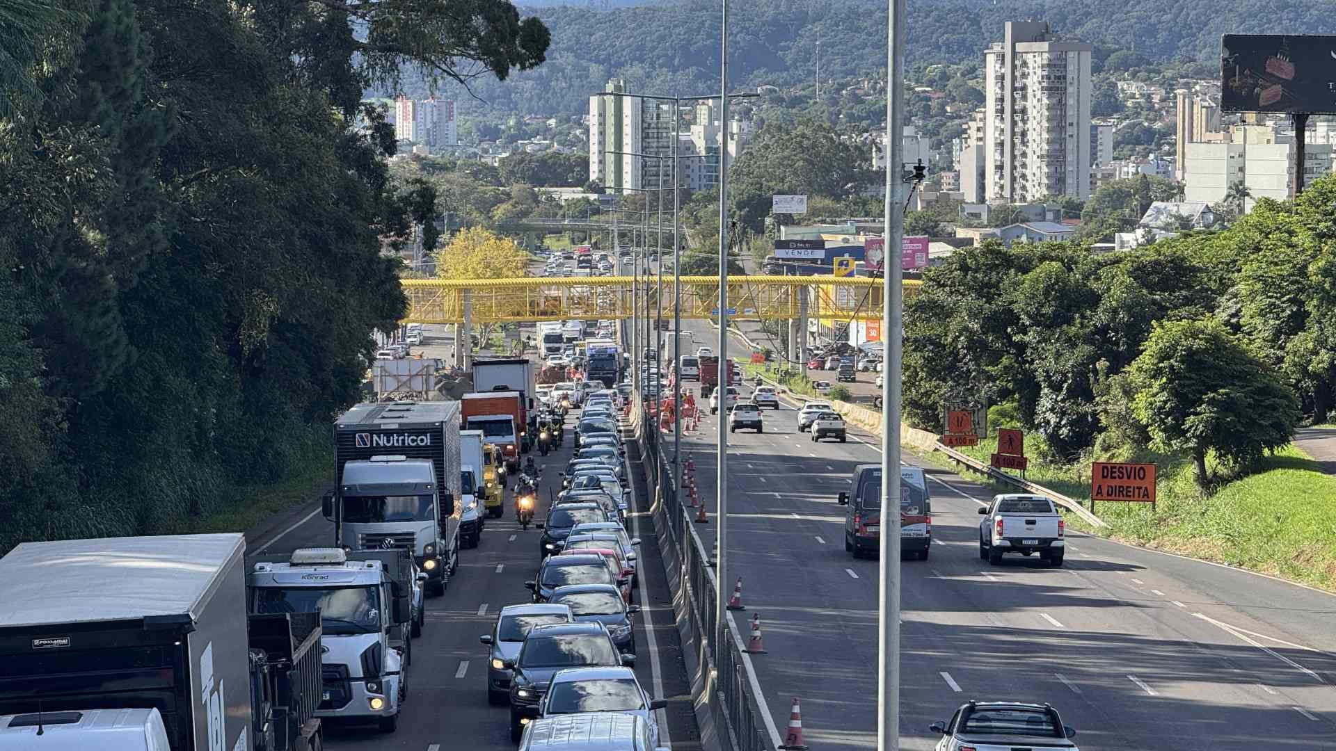BR-116: Estreitamento de pista causa filas quilométricas no trecho de Novo Hamburgo