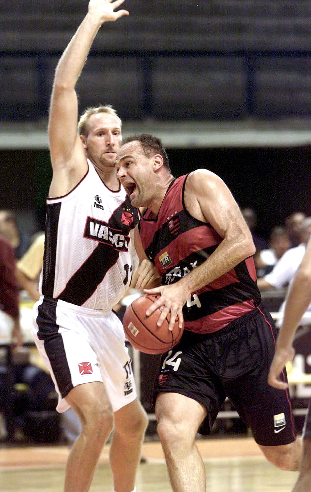 Flamengo aposenta camisa 14 do basquete em homenagem a Oscar Schmidt