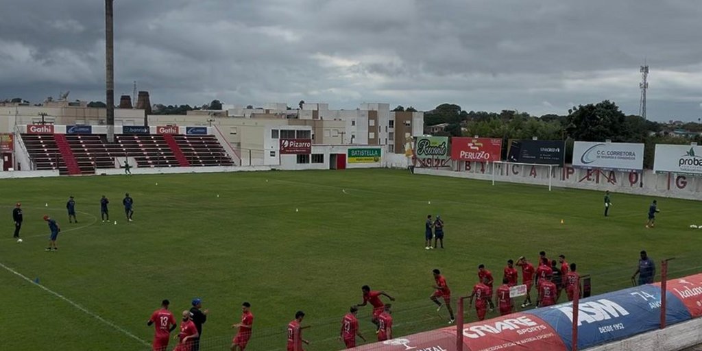 Jogador de futebol em ação, com uniforme do Guarany de Bagé e bola ao pé.