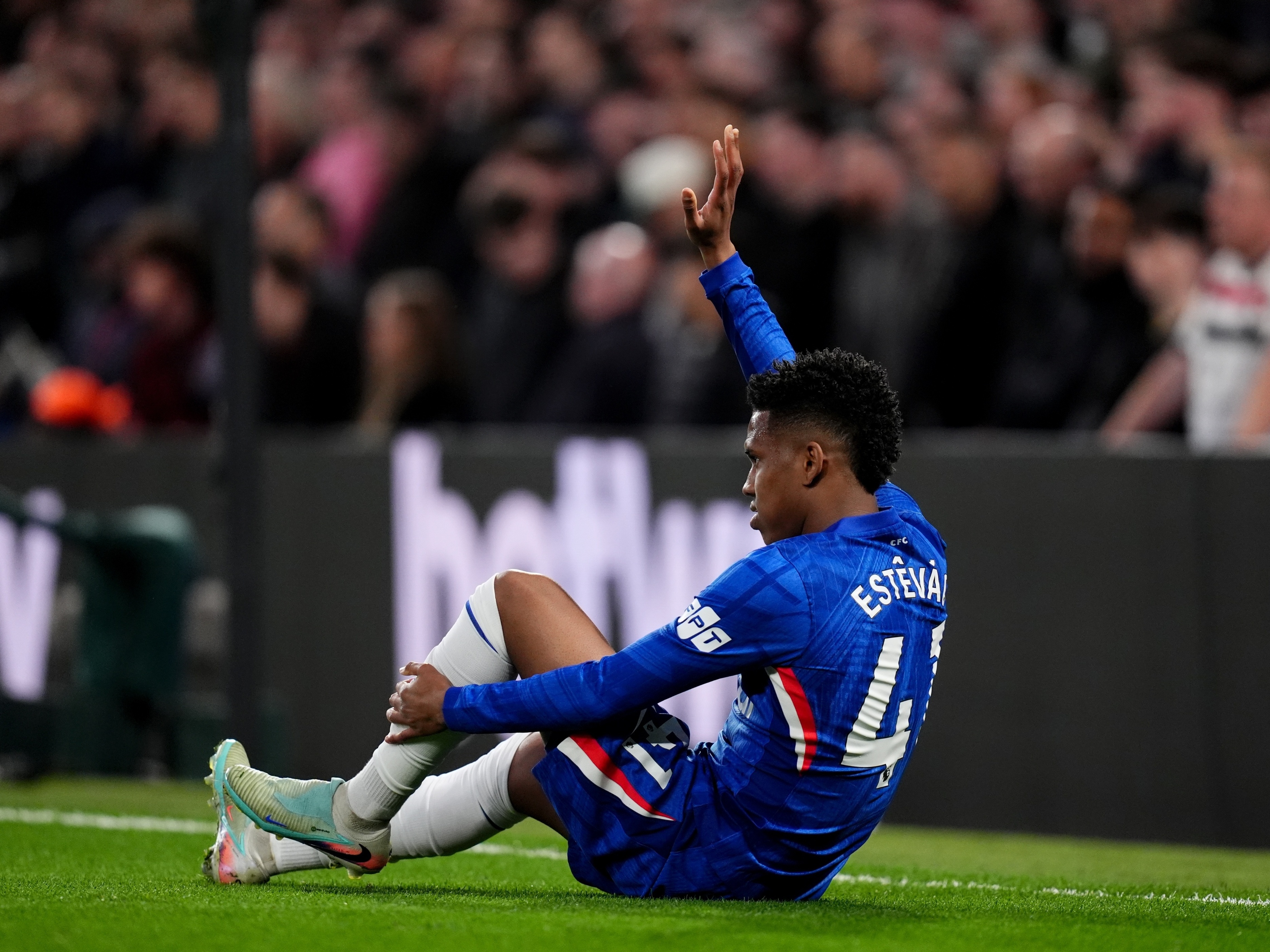 Estêvão sente lesão em jogo do Chelsea e vira preocupação para Copa
