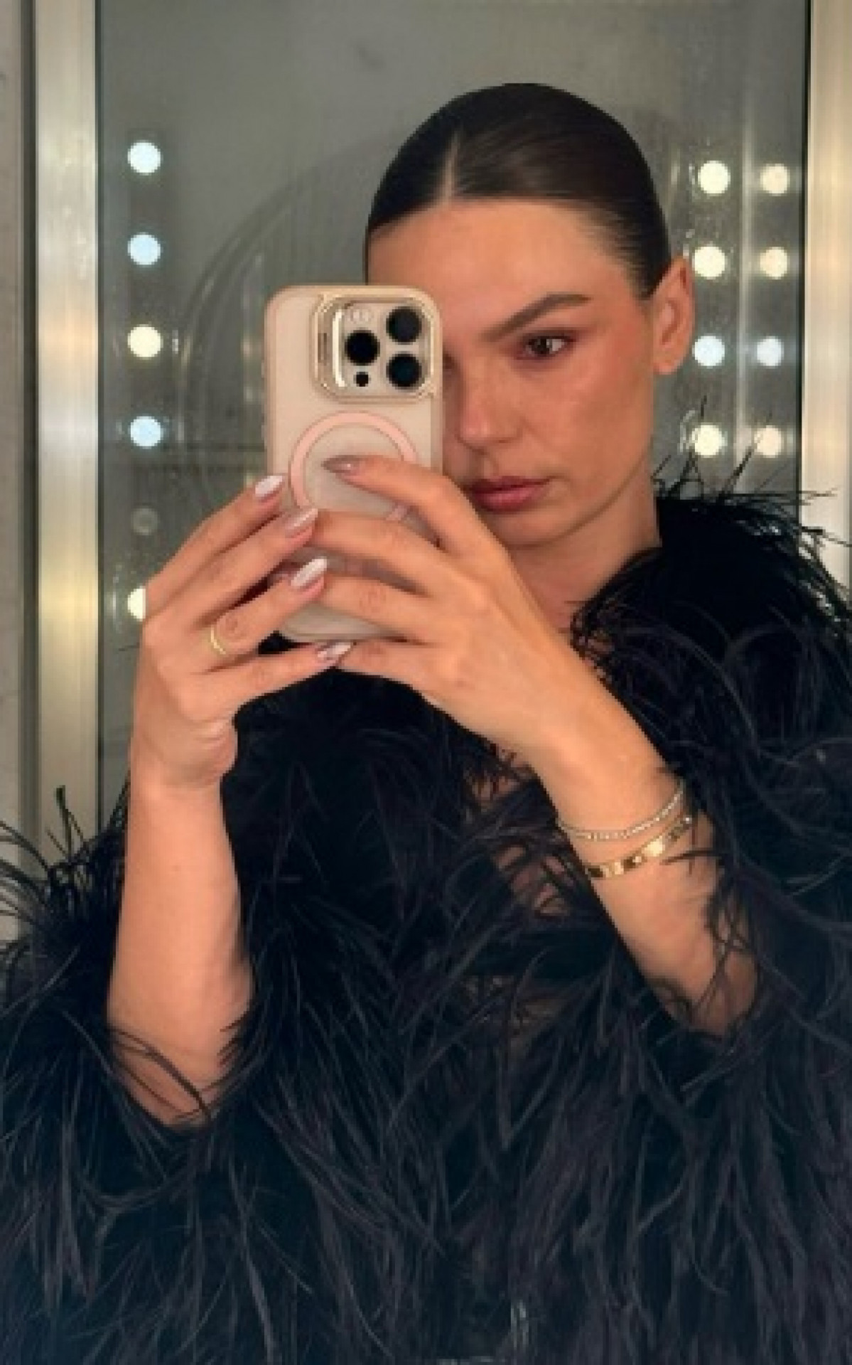 Tons metalizados e minimalistas estão entre as tendências de unhas do outono-inverno