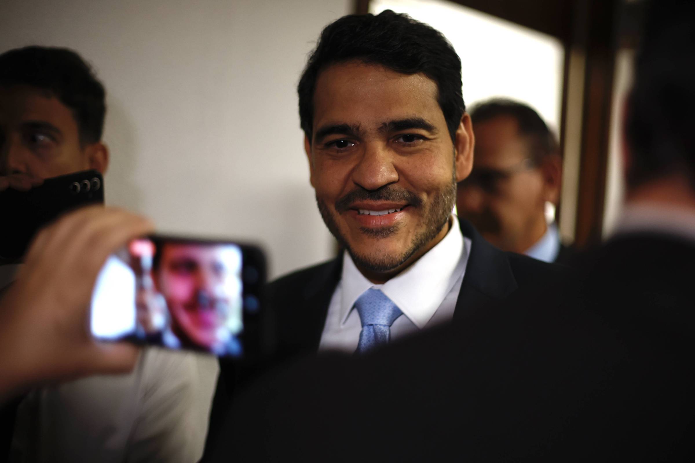 Após 'sem número' de pedidos, Mourão recebe Messias e diz que mantém voto contra