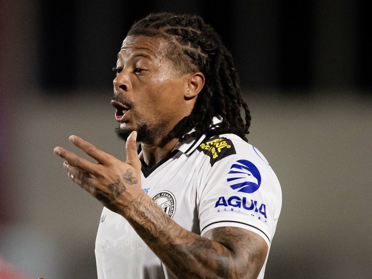 Jogador do Operário denuncia racismo em jogo da Série B: 'Macaquinho'