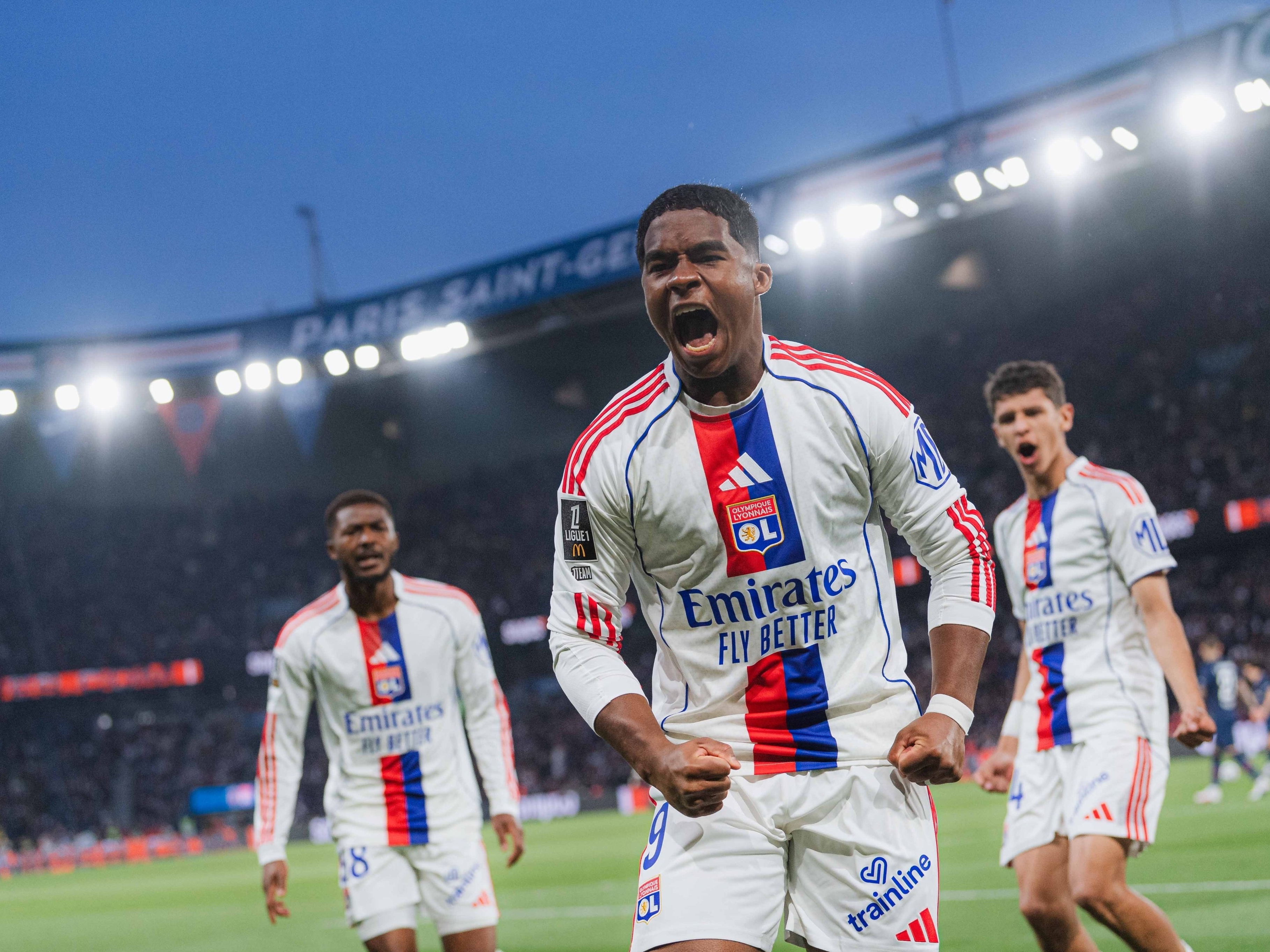 Endrick brilha em vitória do Lyon sobre PSG a um mês de convocação da Copa