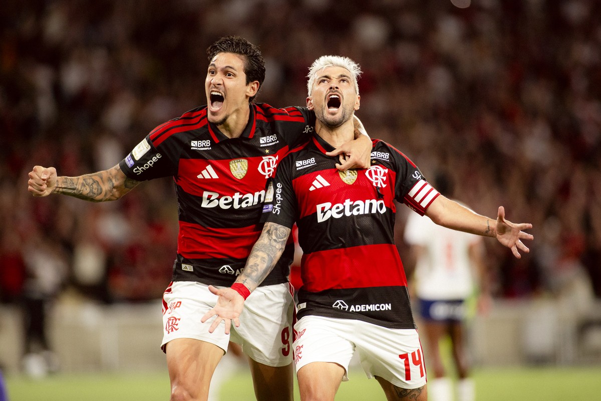 Com homenagem a Oscar Schmidt, Flamengo vence Bahia e se mantém na cola do Palmeiras
