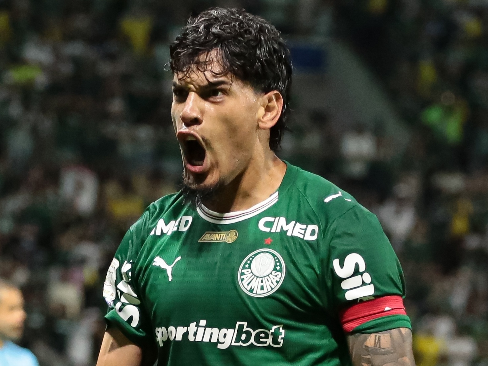 Palmeiras tem expulso, mas segura Athletico e mantém gordura na liderança