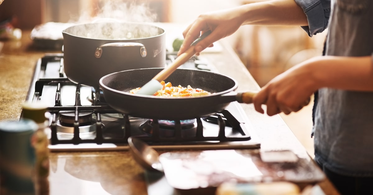 Hábito de cozinhar pode reduzir em 30% o risco de demência, aponta estudo; entenda