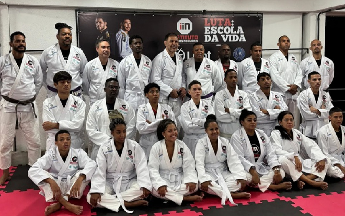 Minotouro se emociona em visita a projeto social no Jacarezinho: 'Vidas sendo transformadas'