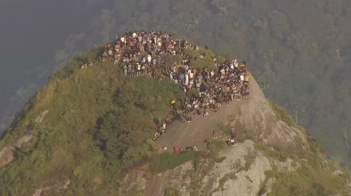 Turistas ficam 'ilhados' no Morro Dois Irmãos durante tiroteio no Vidigal; Avenida Niemeyer foi fechada