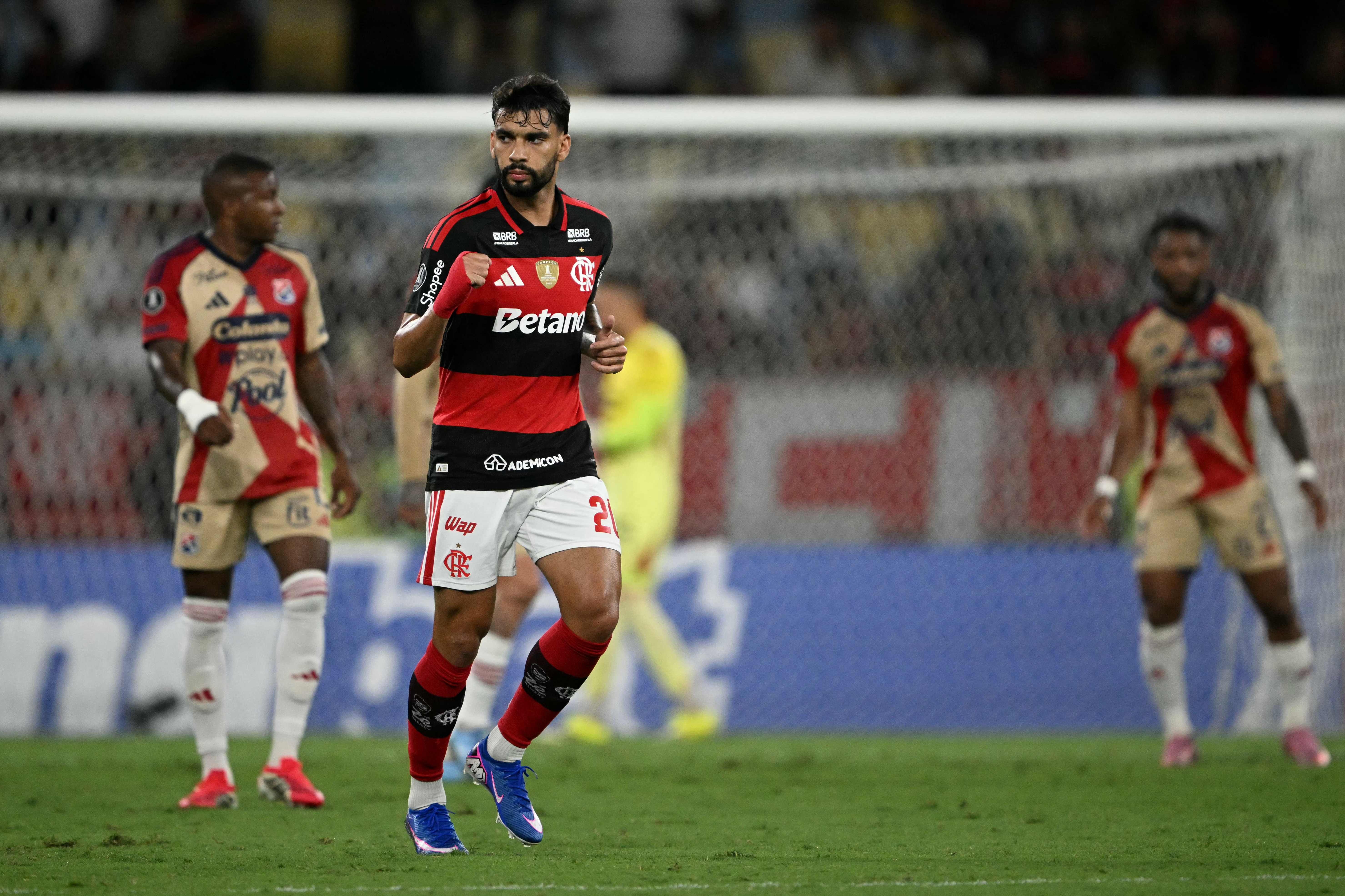 Exames apontam edema na coxa de Lucas Paquetá, que deve desfalcar o Flamengo por dez dias