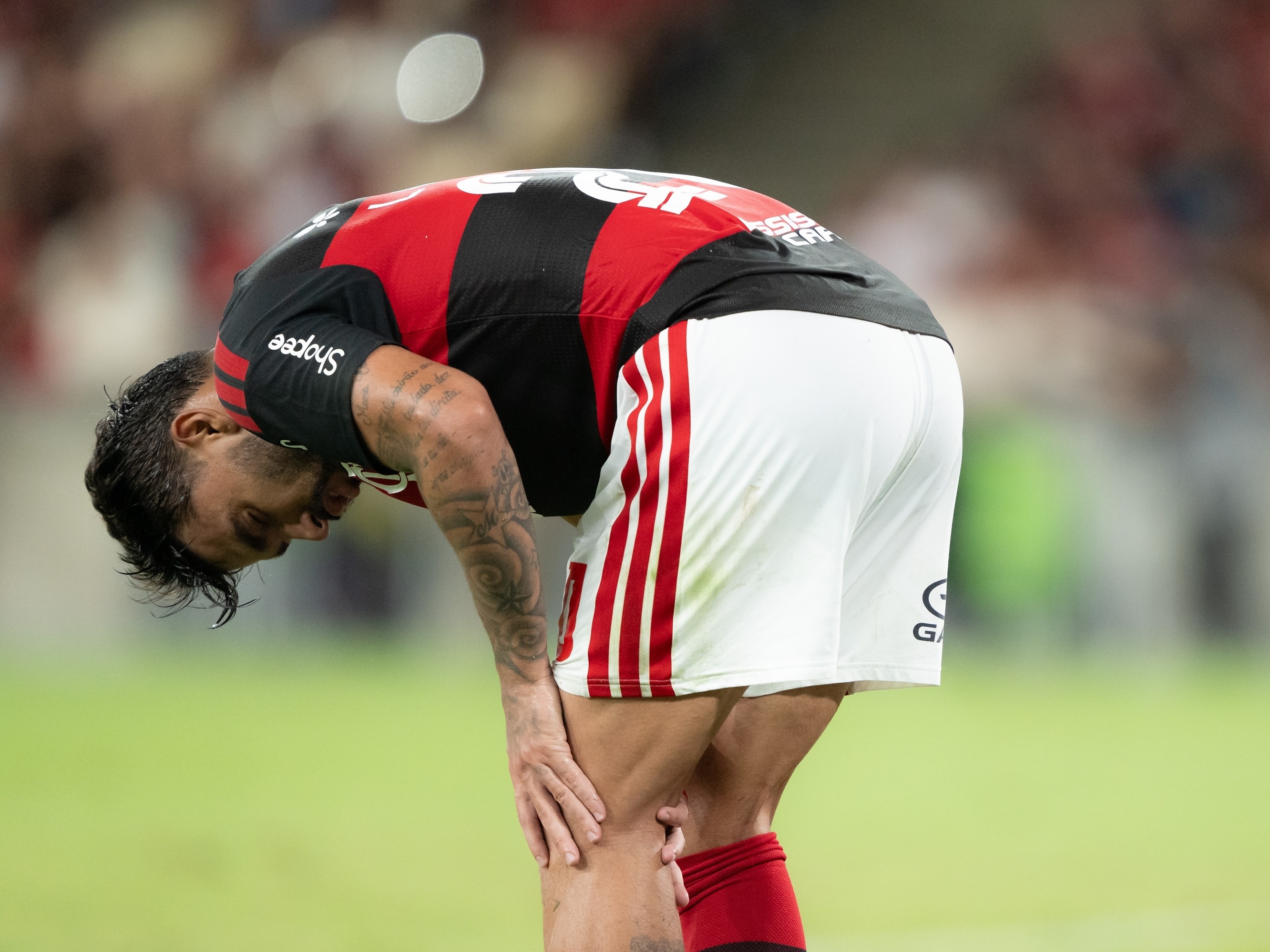 Exame descarta lesão no joelho, mas aponta edema na coxa de Paquetá