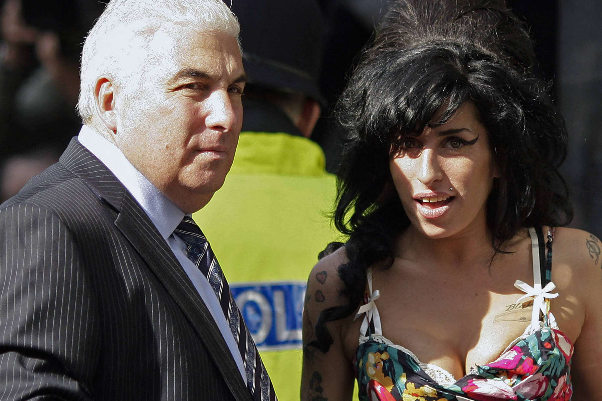 Pai de Amy Winehouse perde ação contra amigas da artista
