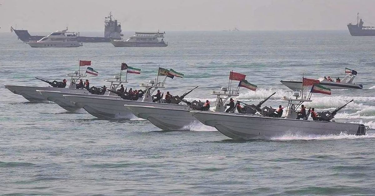 Frota ‘mosquito’ do Irã desafia potências e mantém ameaça no estreito de Ormuz