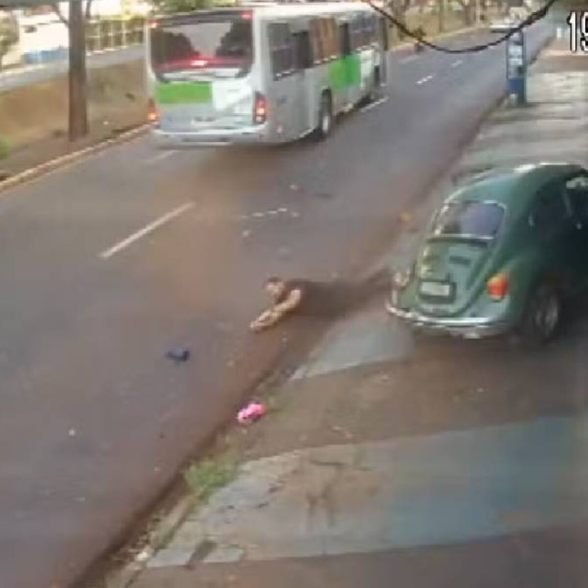 Motorista é arremessado de Fusca após batida com ônibus no interior de SP; VÍDEO