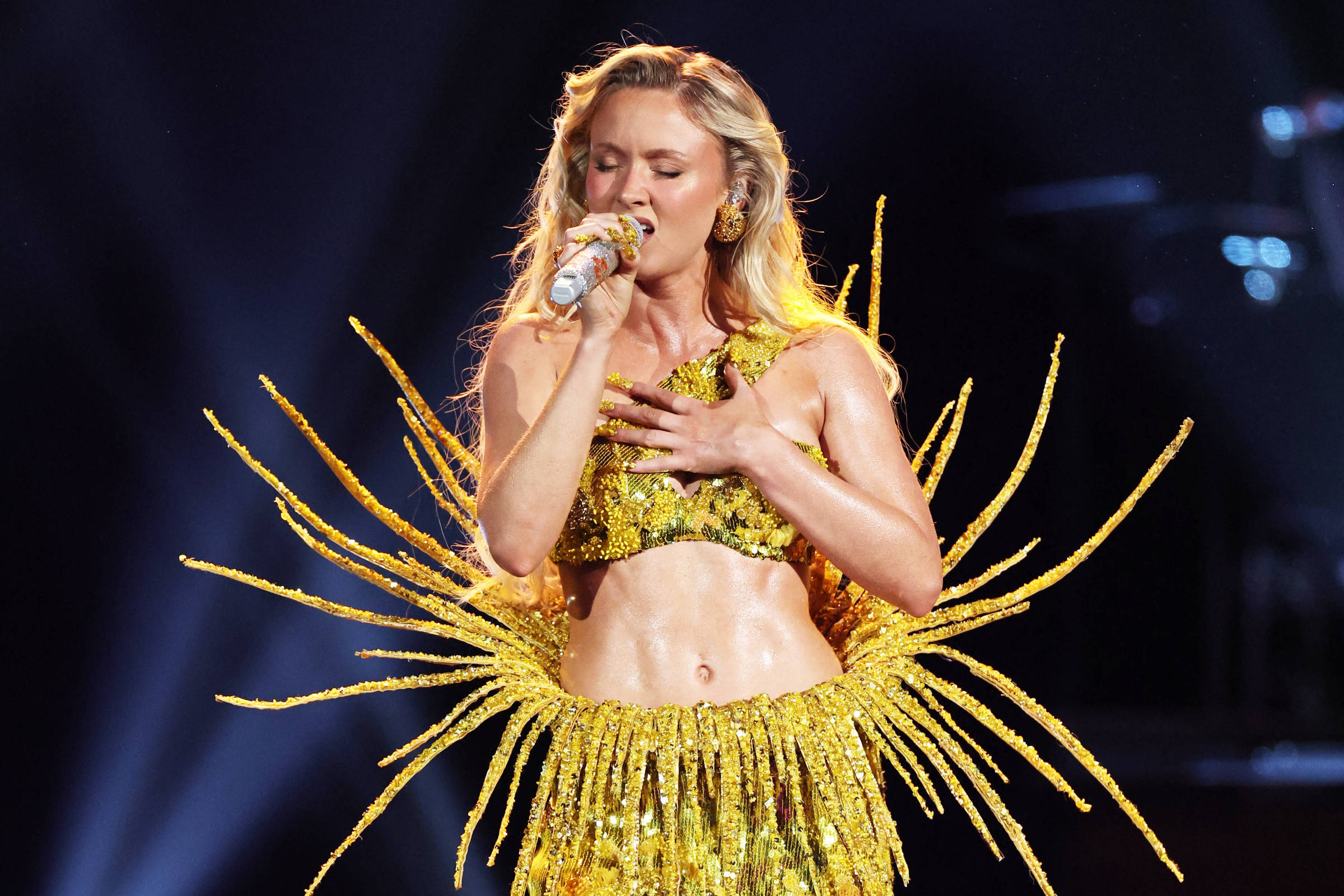 Como Zara Larsson retorna às paradas com som que a consagrou há 10 anos