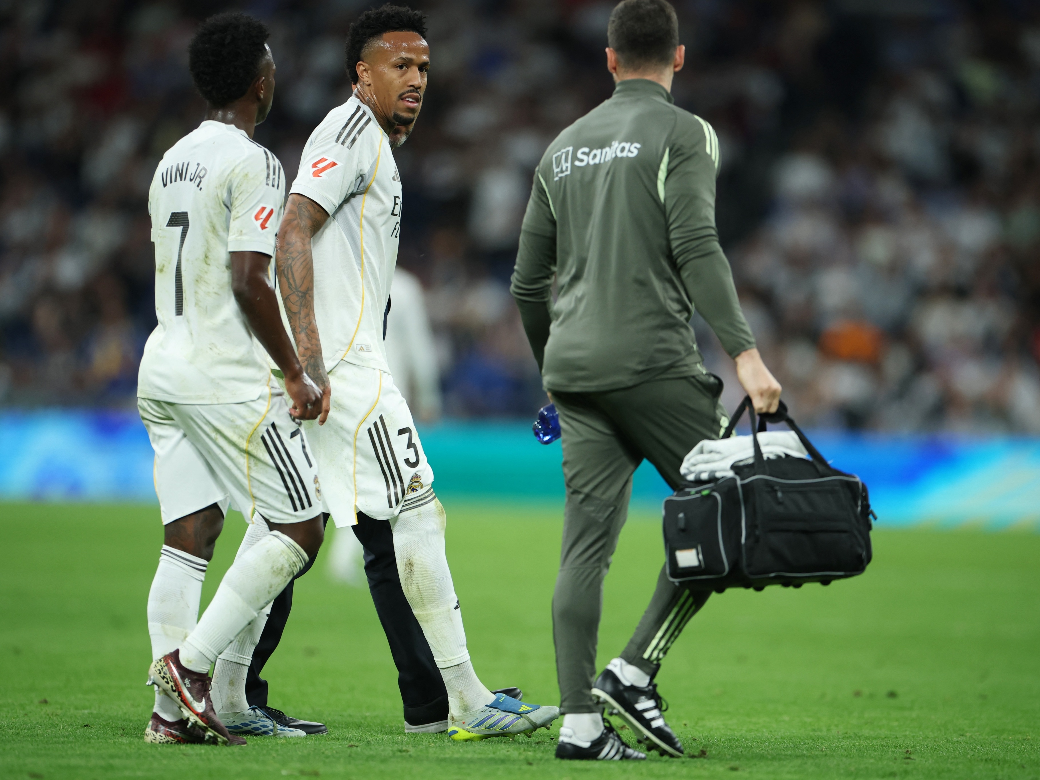 Militão sente dor, é substituído durante jogo do Real e fará exames