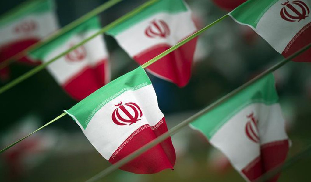 Alt Text: Líderes militares iranianos em reunião de negociação com representantes dos EUA.