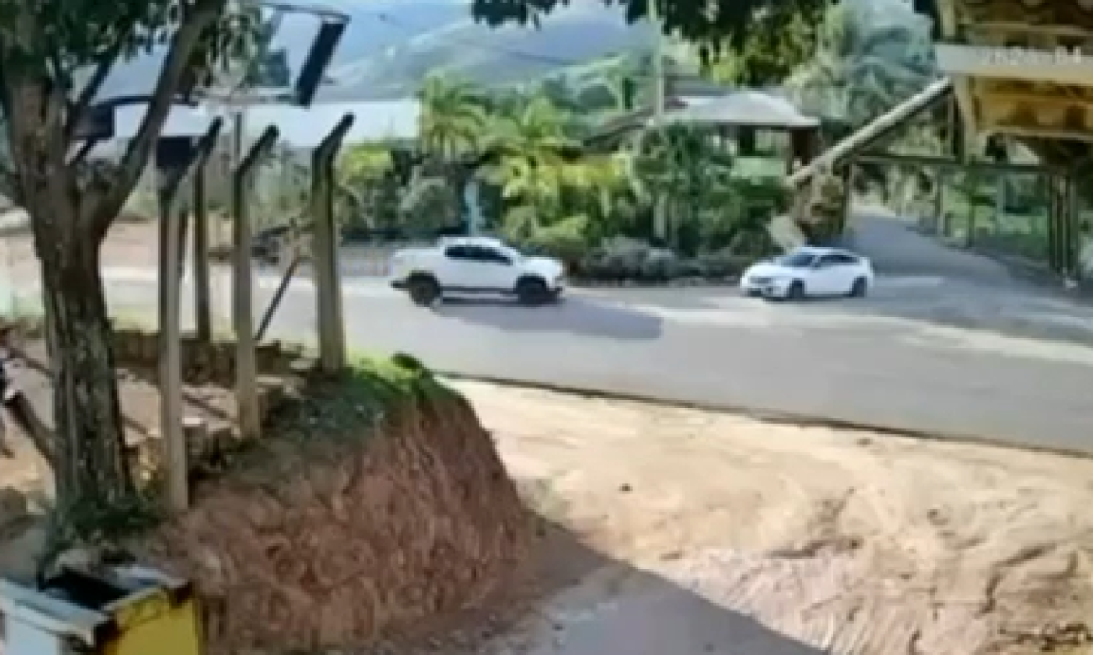 Homem é preso por 'stalkear' ex e causar acidente em fuga; veja vídeo