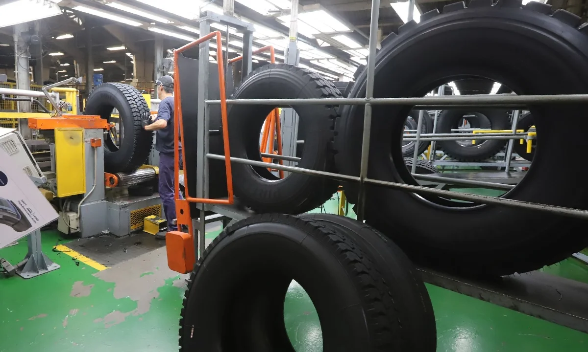 Queixas de fabricantes e importadores expõem furo no setor de pneus