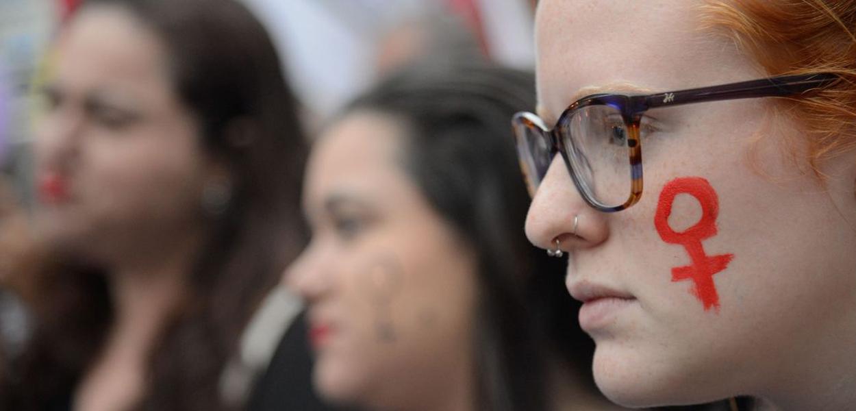 Mulheres de diferentes culturas e idades se reúnem em um futuro distante para discutir igualdade e justiça.