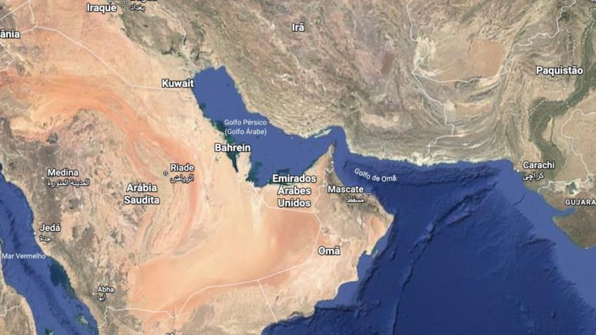 Navios em chamas no estreito de Ormuz após ataque do Irã.