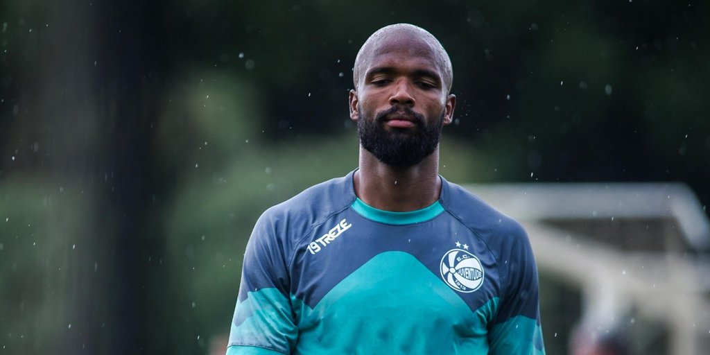 "Aquela pressão que nós mesmos nos colocamos ficou para trás", afirma zagueiro do Juventude