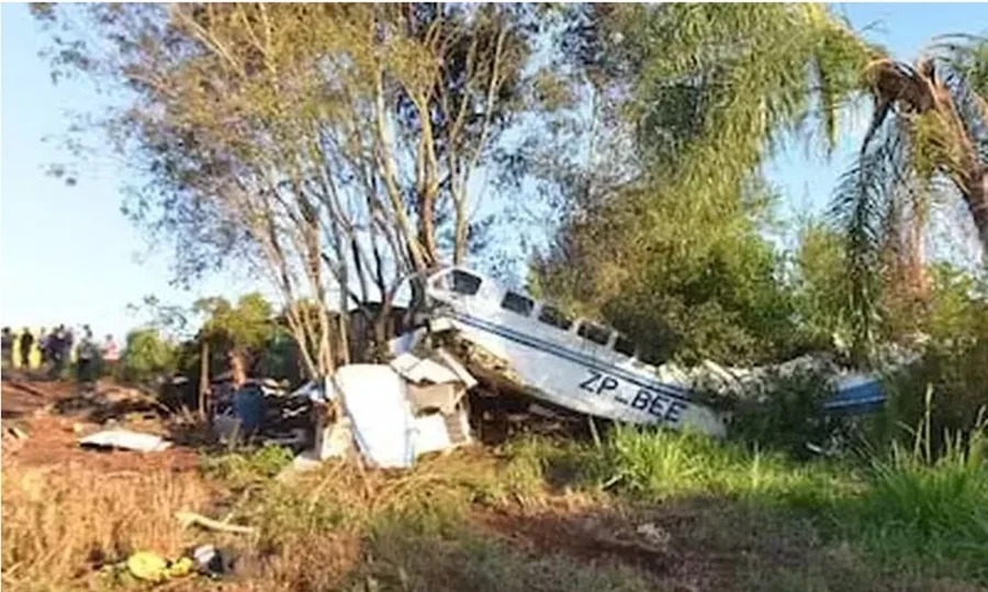 Avião com R$ 15 milhões cai no Paraguai e moradores saqueiam parte do dinheiro