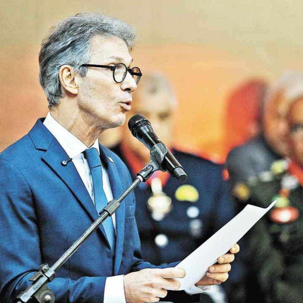 Trem descarrila em Ouro Preto e vira palanque