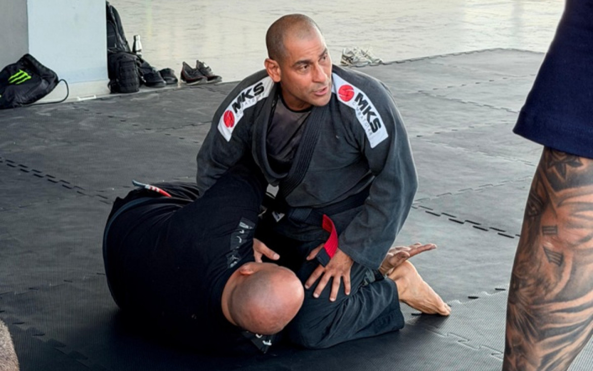 Faixa-preta une Jiu-Jitsu e experiência policial em trajetória voltada à defesa pessoal aplicada às ruas
