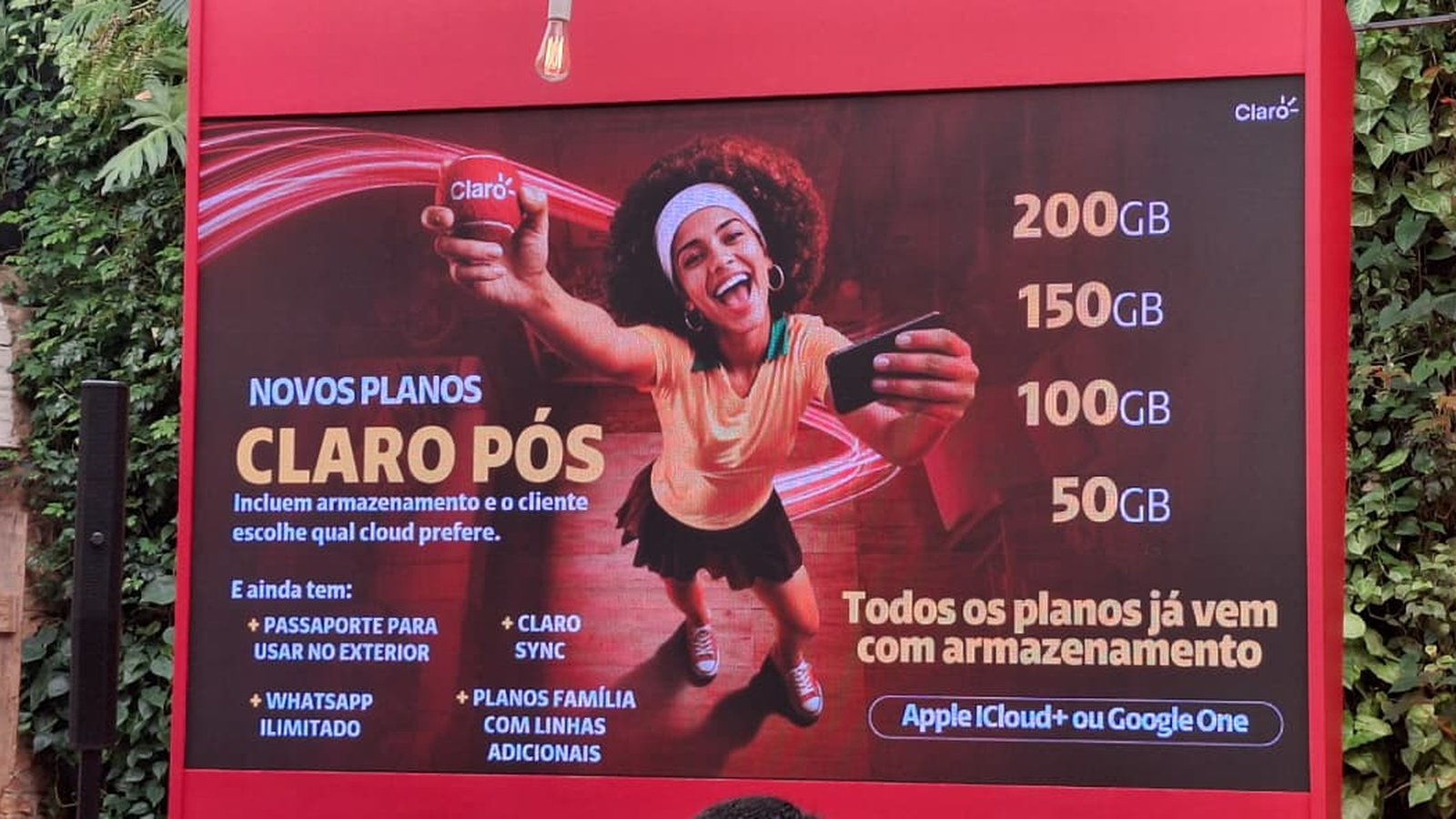Operadora de telefonia Claro apresenta novos planos pós-pago com armazenamento em nuvem.