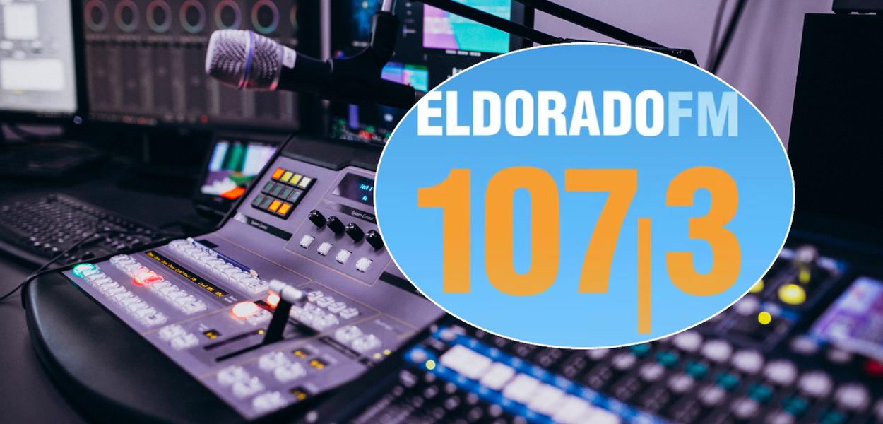 Jornalista segurando um microfone em frente a uma placa com a palavra "Fechado" sobre a porta do Rádio Eldorado.