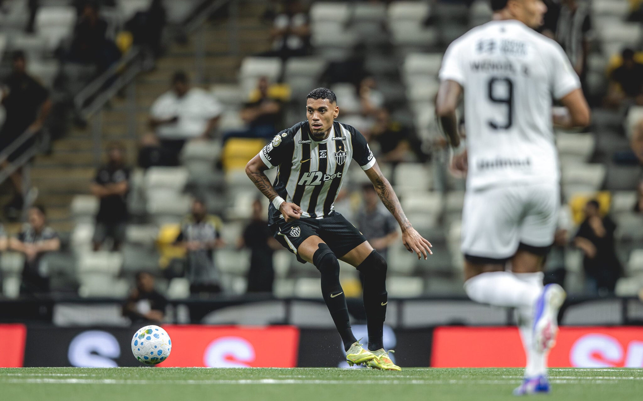 Goleiro do Atlético-MG faz gol contra abrindo placar em jogo contra o Ceará.